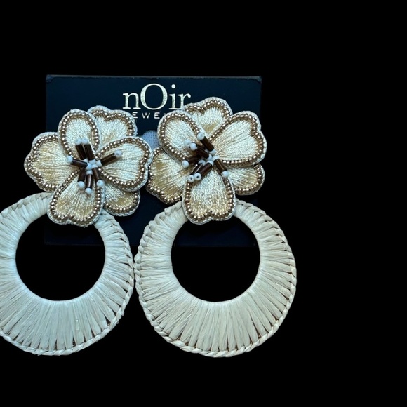 Noir Cream Flower Earrings - Picture 5 of 9